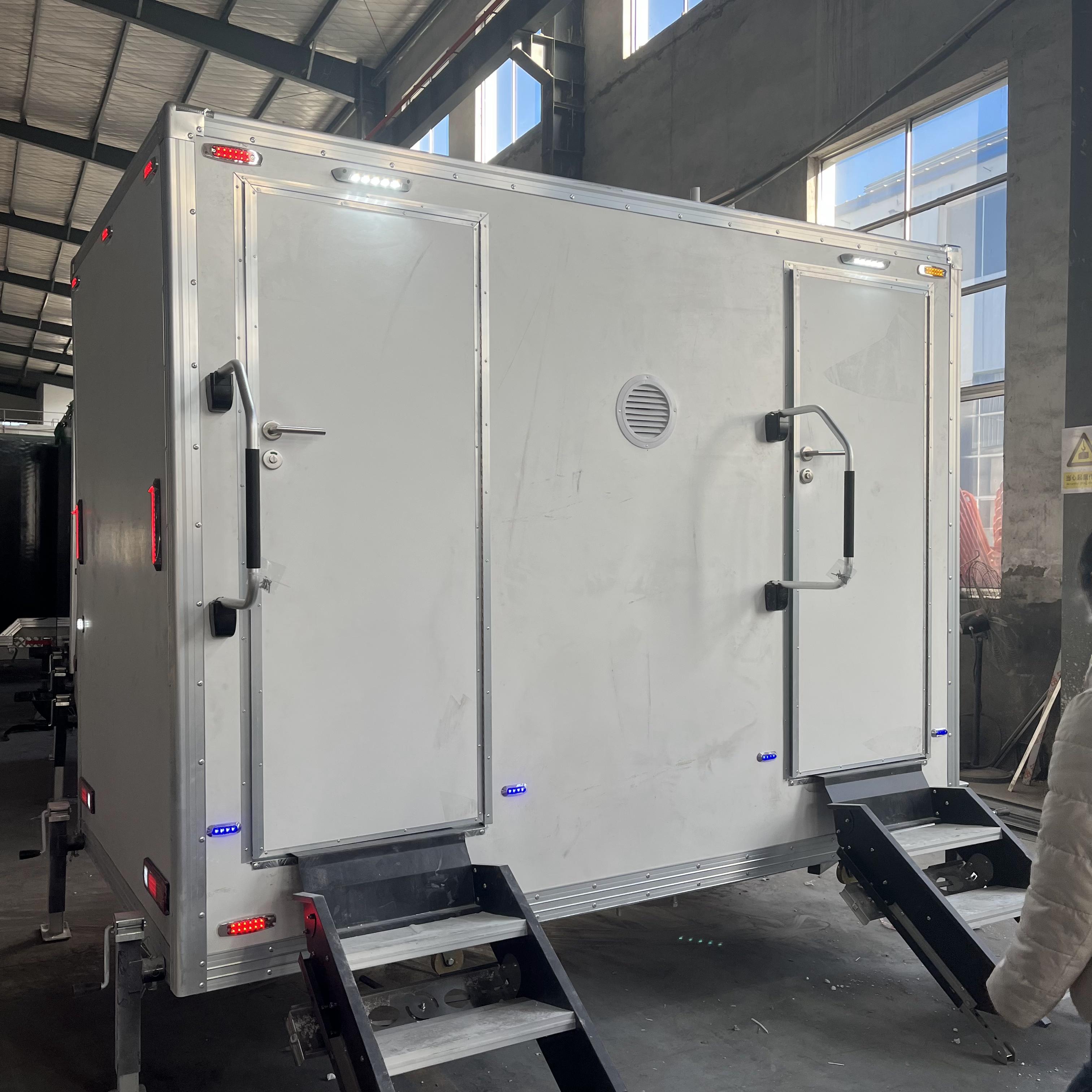 Double white toilets, a simple and refreshing space for two people to use the toilet