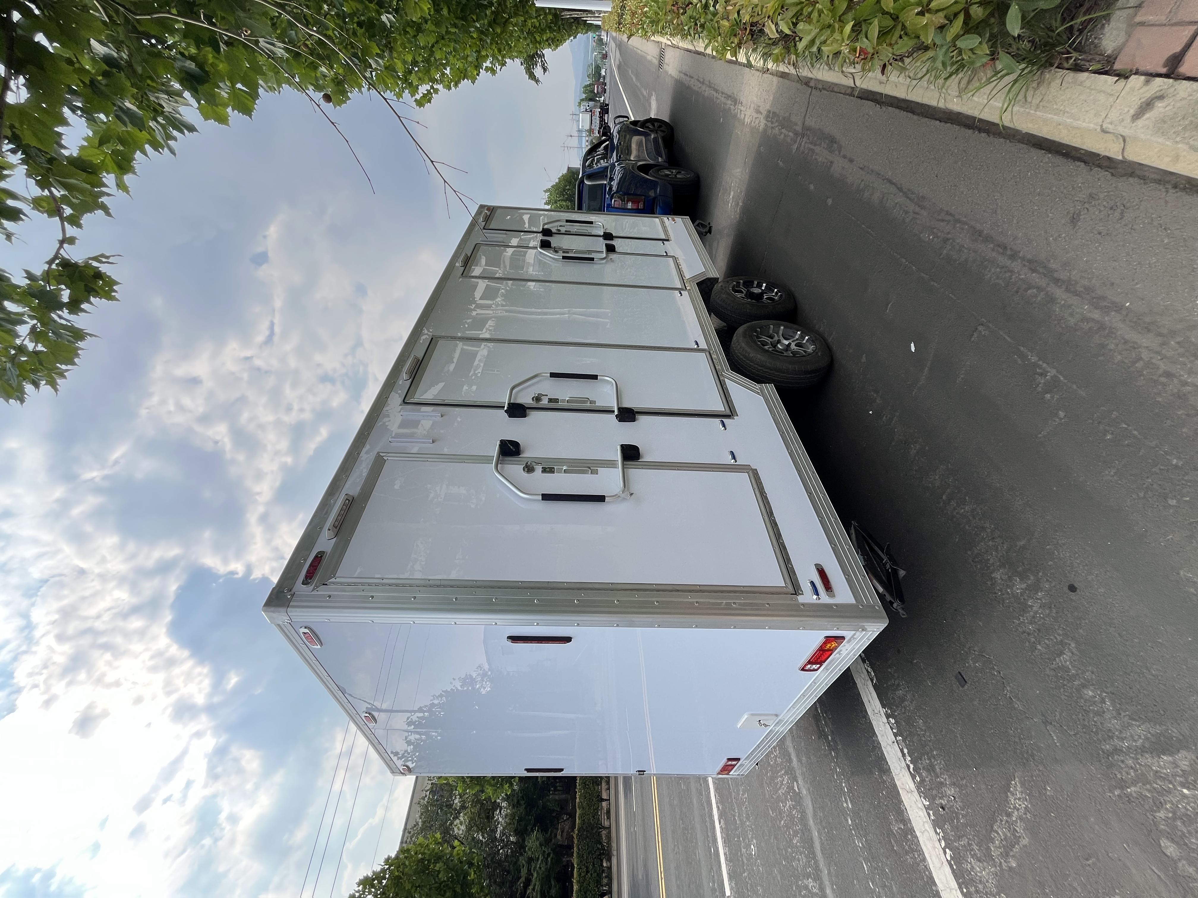 Trailer-type multiple mobile toilets, convenient outdoor sanitary facilities