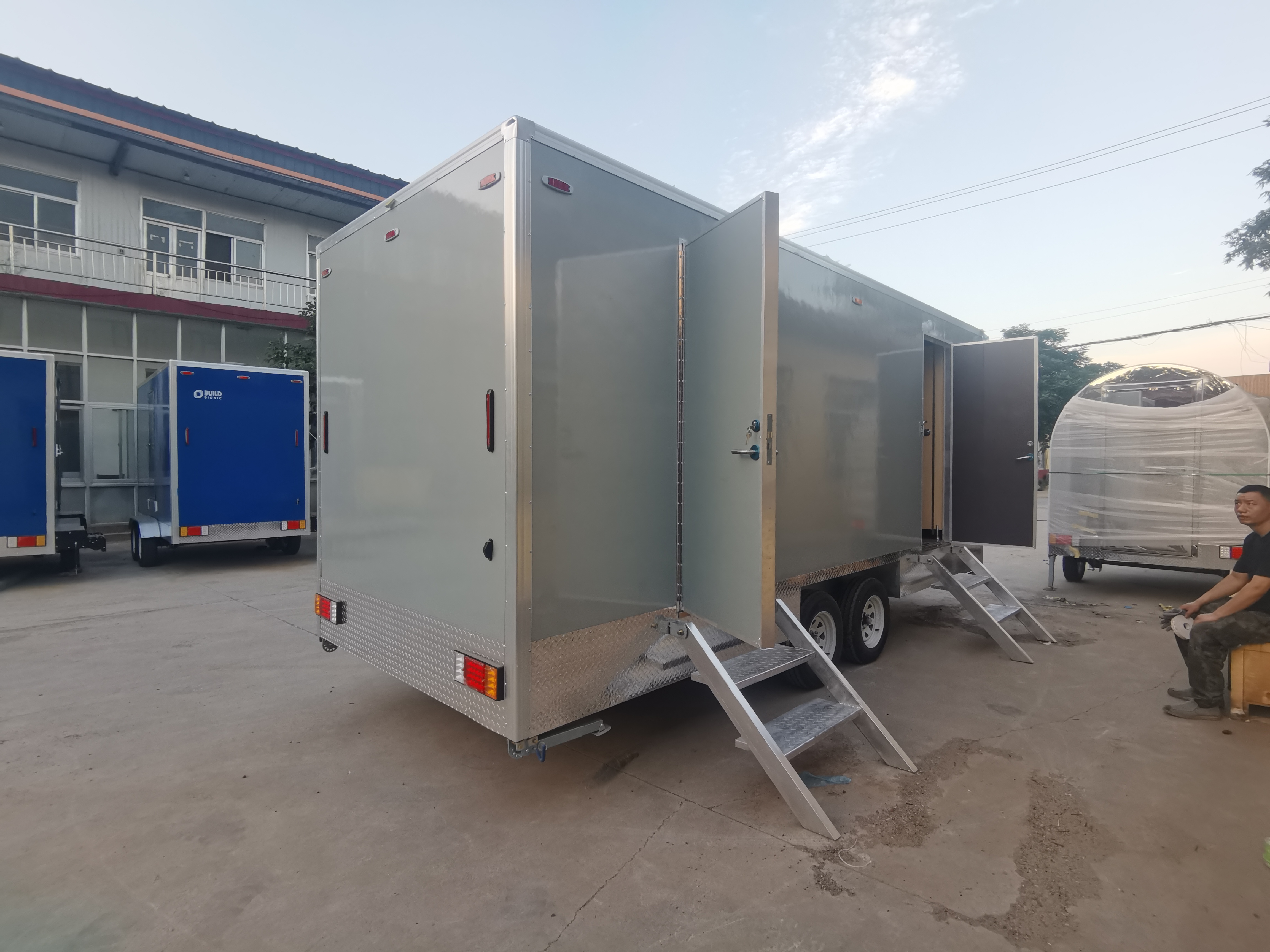 The trailer-type mobile toilet compartment is an outdoor multi-person hygienic space