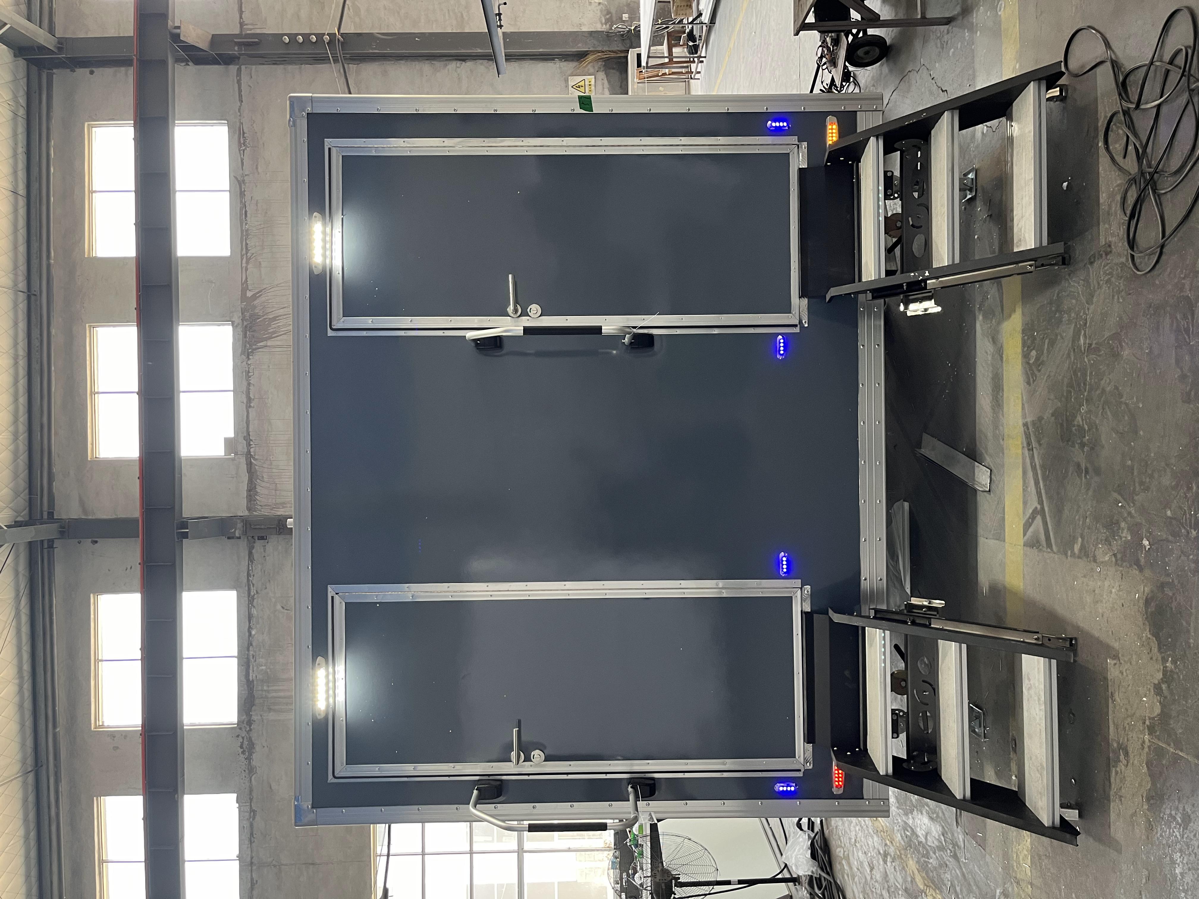 Trailer-mounted double-door mobile toilet with step light outdoor emergency sanitation facilities