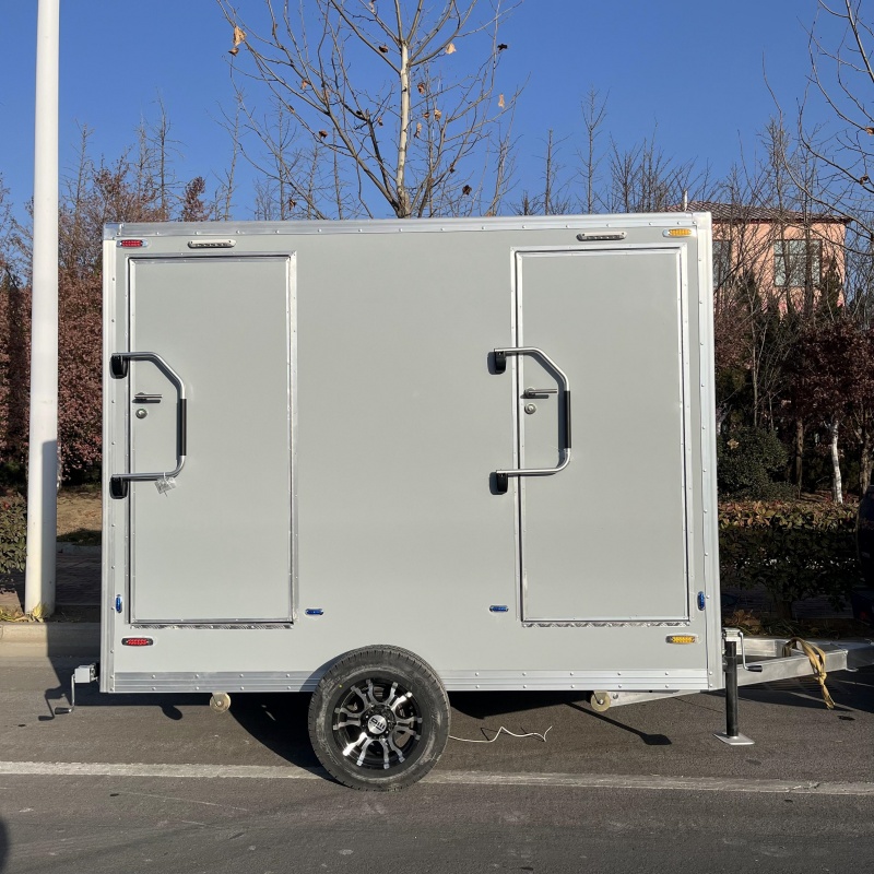 The silver-gray double-room portable toilet is flexible to move and meets the outdoor toilet needs