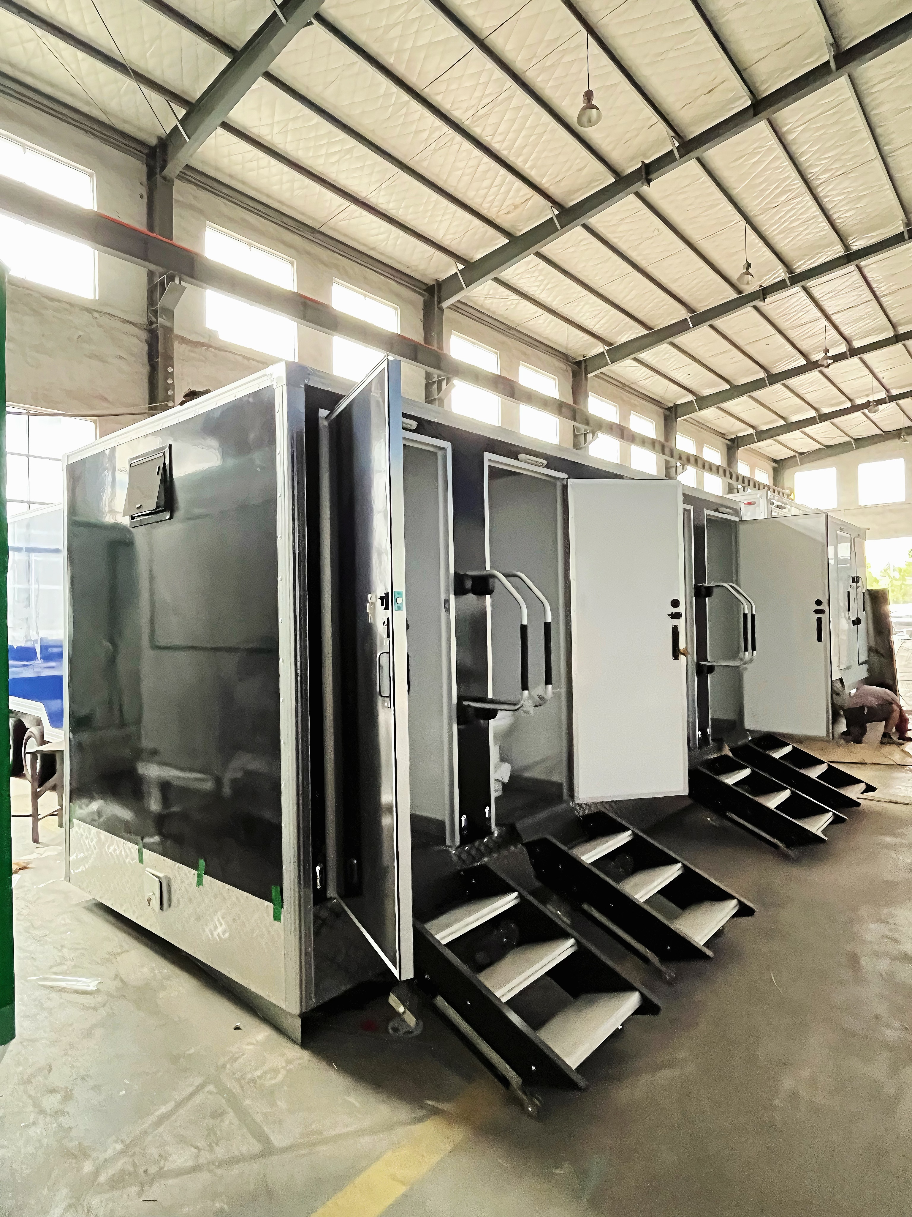 Fashionable black mobile toilet trailer, flexible relocation, providing a high-quality toilet experience for outdoor places