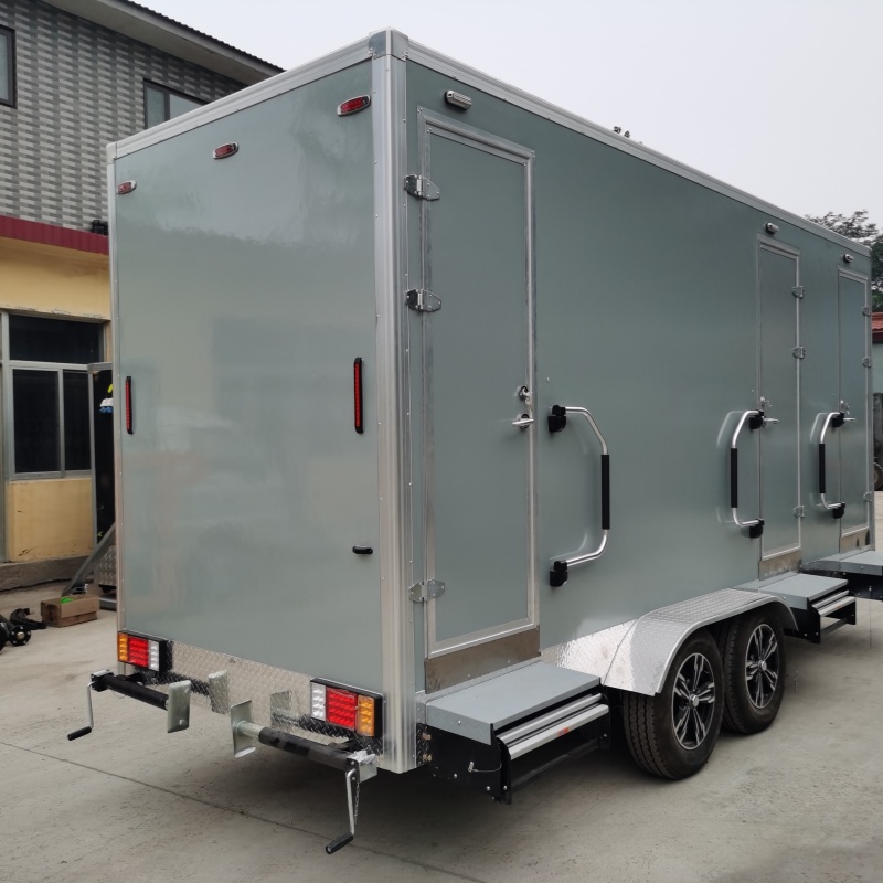 The silver-gray multi-cabin mobile toilet provides comfort and convenience for outdoor scenarios