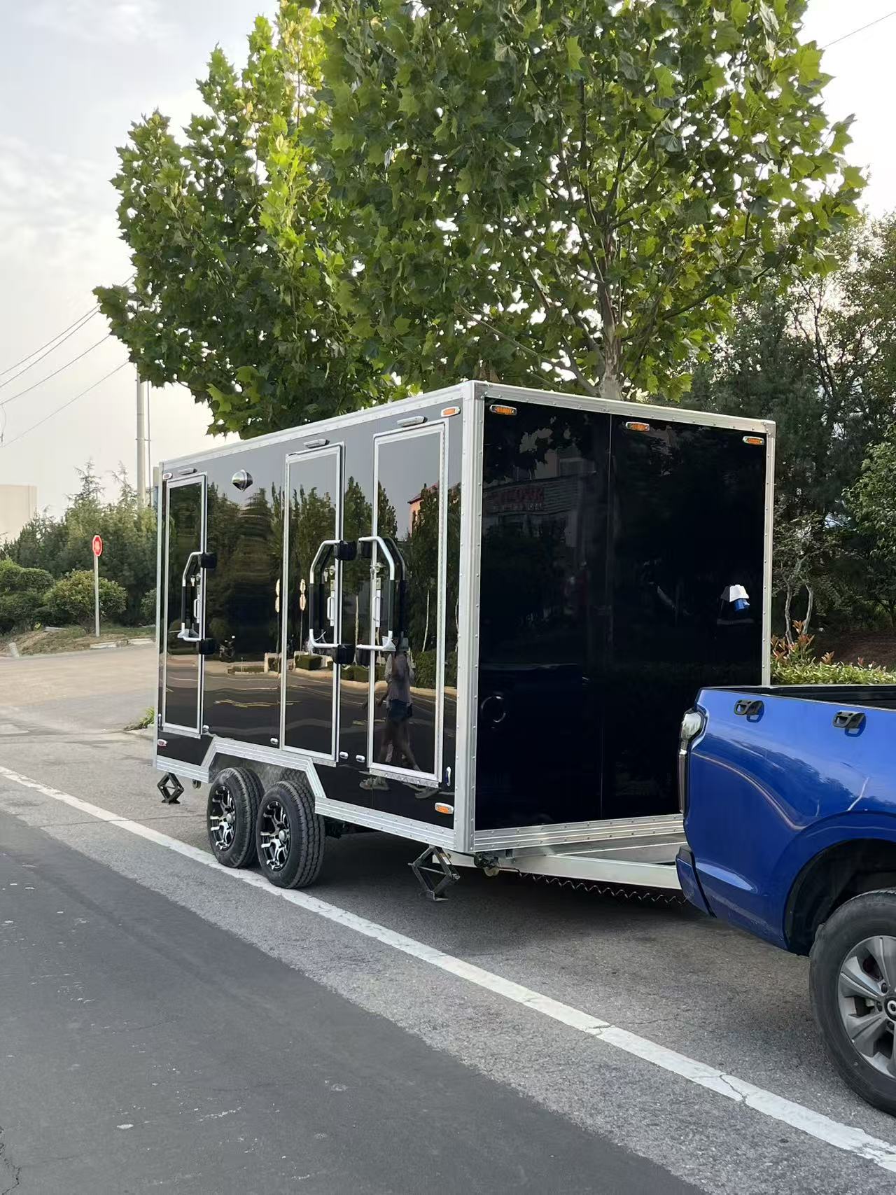 High-end mirror-finished black toilet trailer: Convenient mobility, creating a new height of hygiene