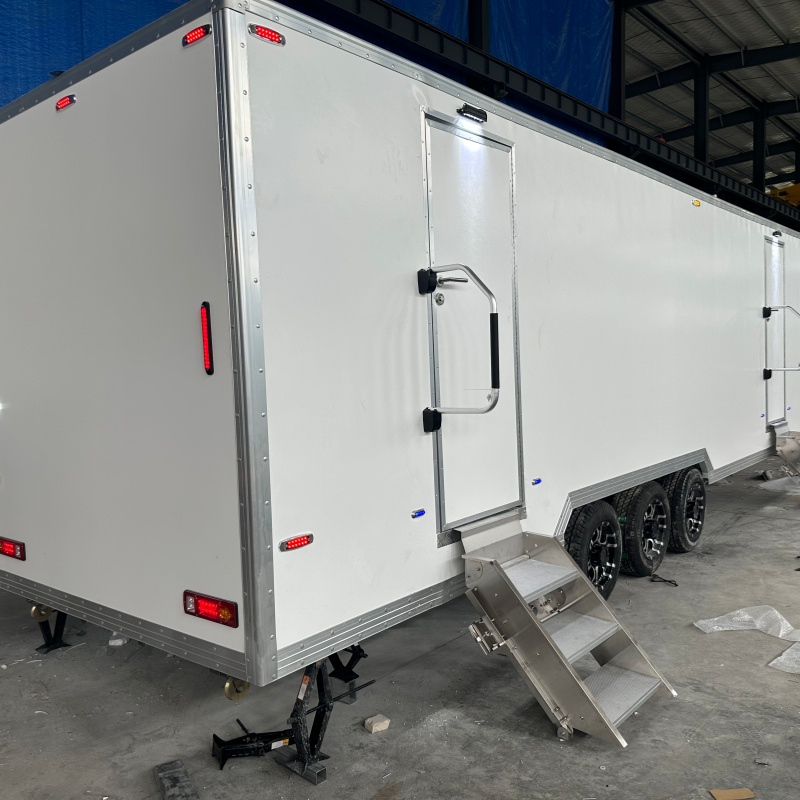 The multi-unit layout of the easy-to-clean white workstation mobile toilet is suitable for places where many people gather