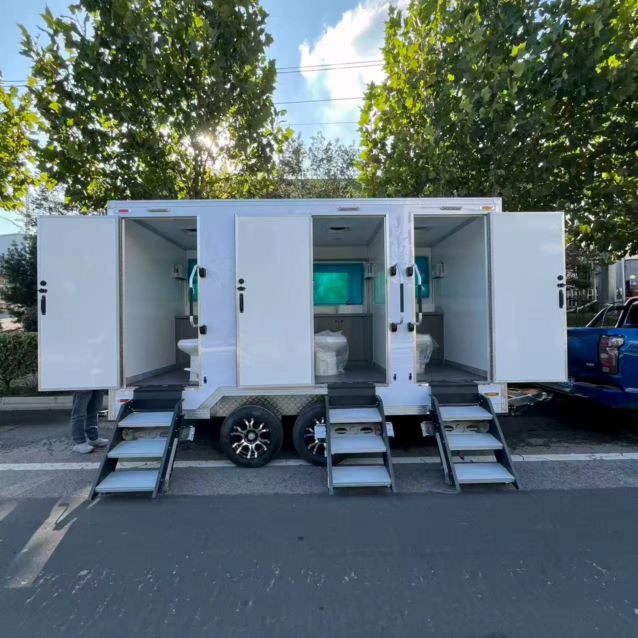 Cubicle mobile toilet trailer, flexibly meeting outdoor toilet needs