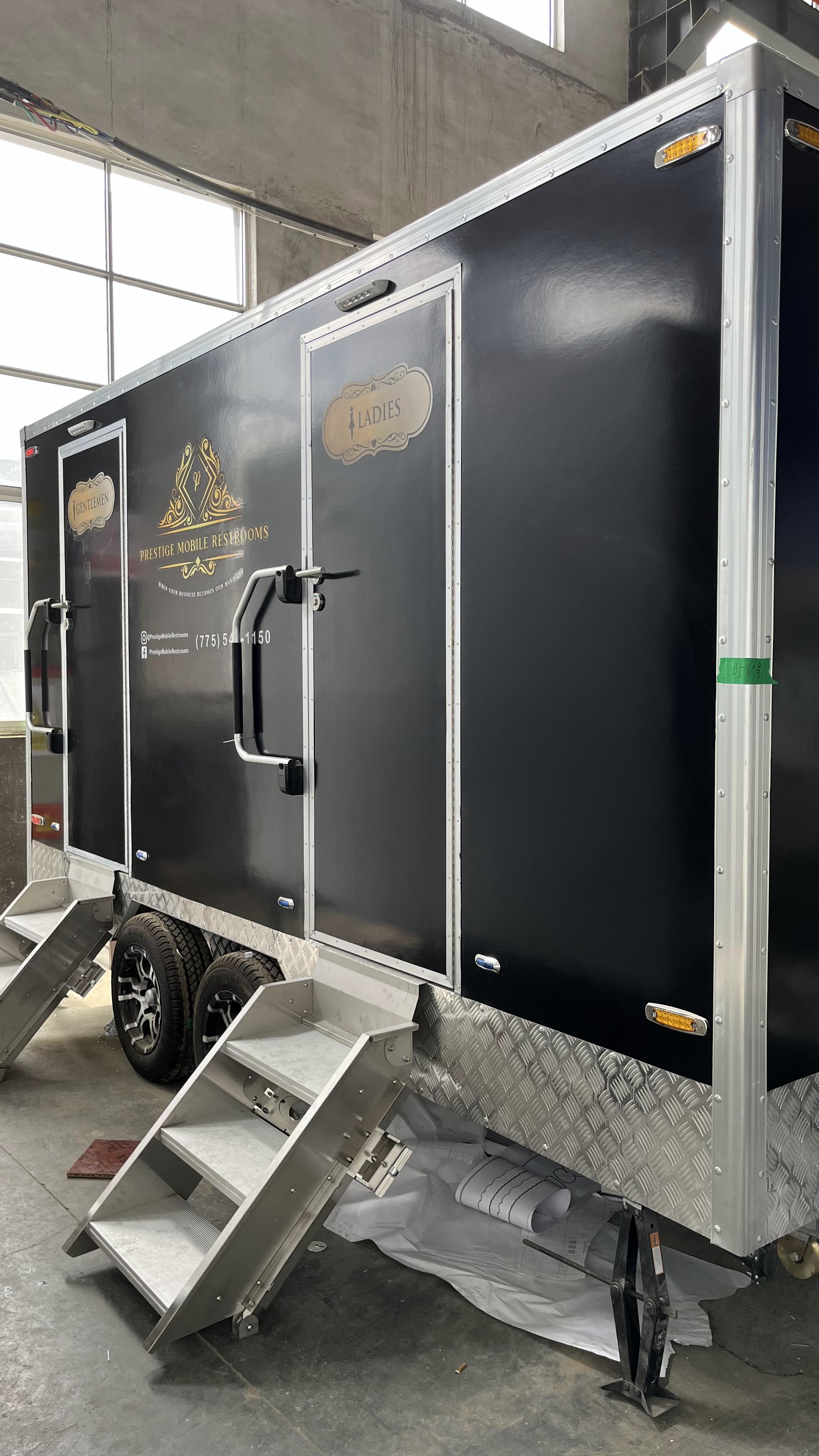 Luxurious mobile toilets in black and gold tones, specially designed for commercial events and weddings, with star standards